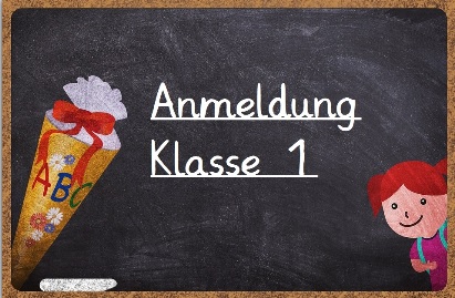 Auf dem Bild ist eine Tafel mit der Aufschrift "Anmeldung Klasse 1" zu sehen.